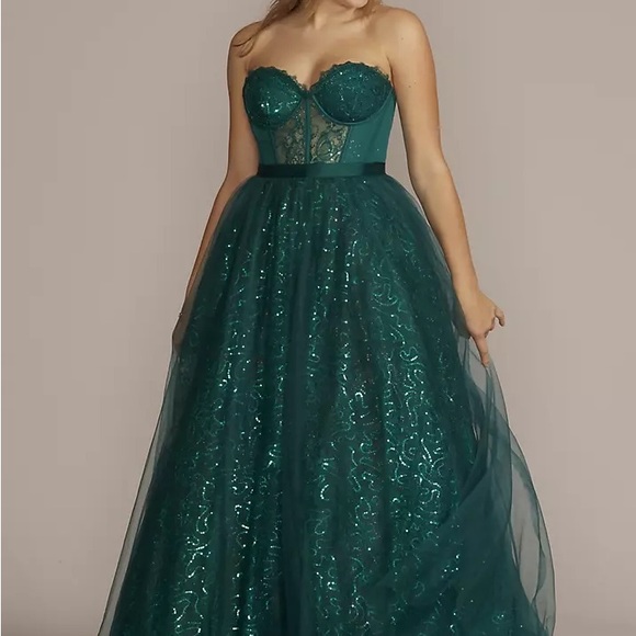 Elegant Green Strapless Gown - Picture 1 of 5